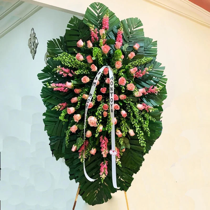 Corona 50 Rosas ornamentado con dragón y lesly.