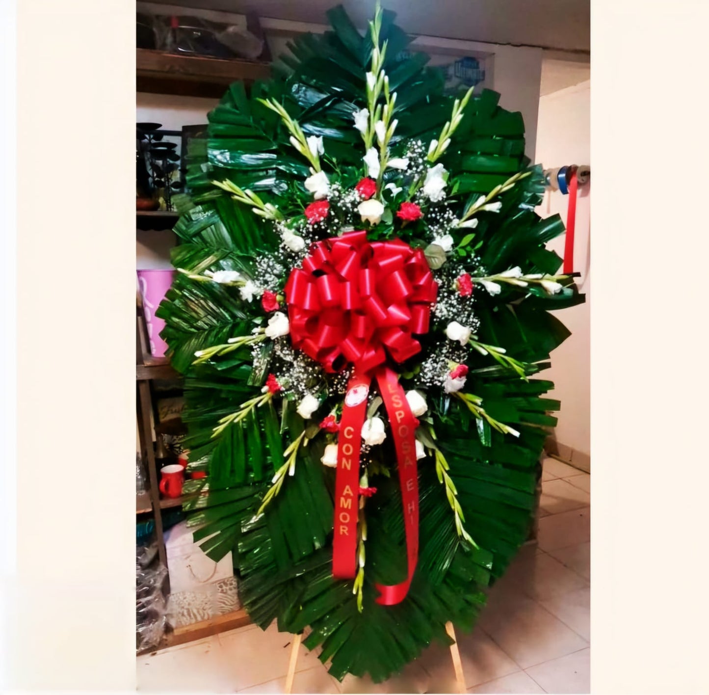 Corona docena de rosas con 16 Gladiolas y 12 claveles.