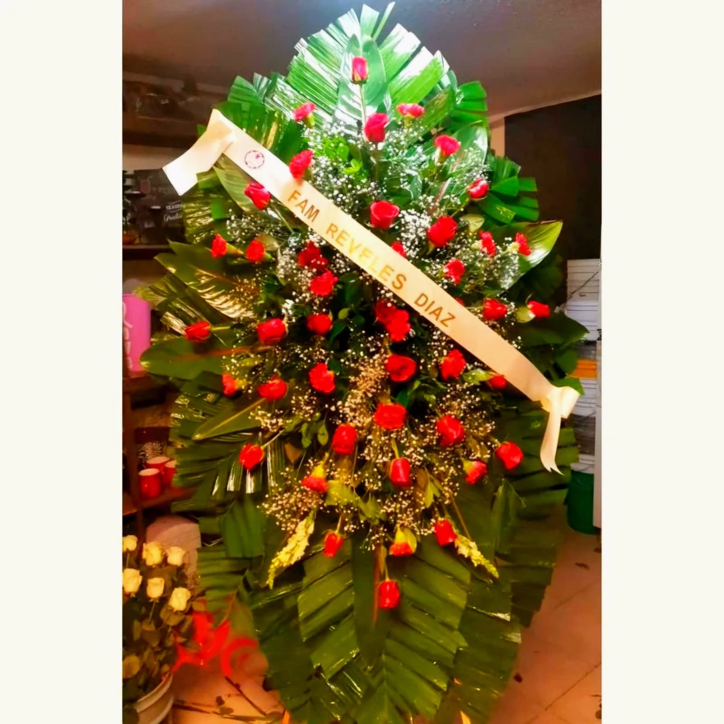 Corona 25 rosas y 25 claveles 3 dragones y hoja de ave.