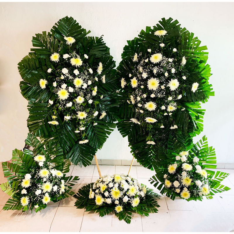 Paquete de dos coronas, dos ofrendas y un cubre féretro.