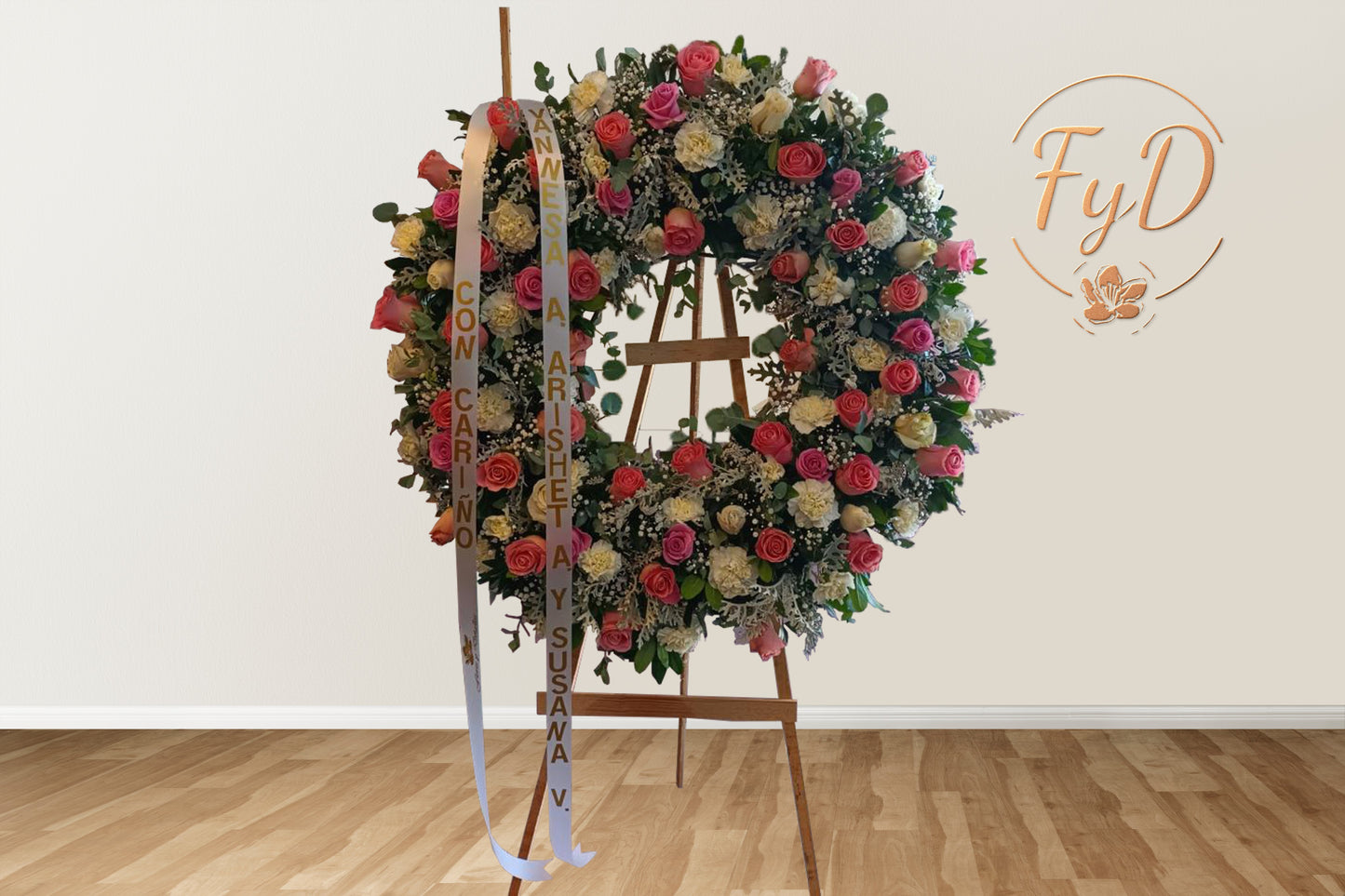 Corona Imperial de 50 rosas acompañada con claveles y follajes mixtos
