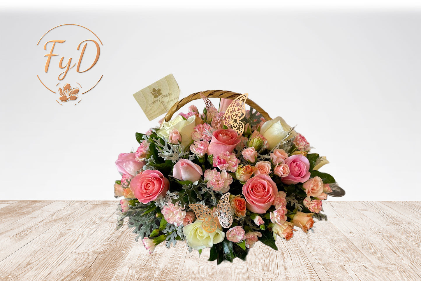 Canasta hermosa, mezcla de rosas y minirosas con follaje exoticos