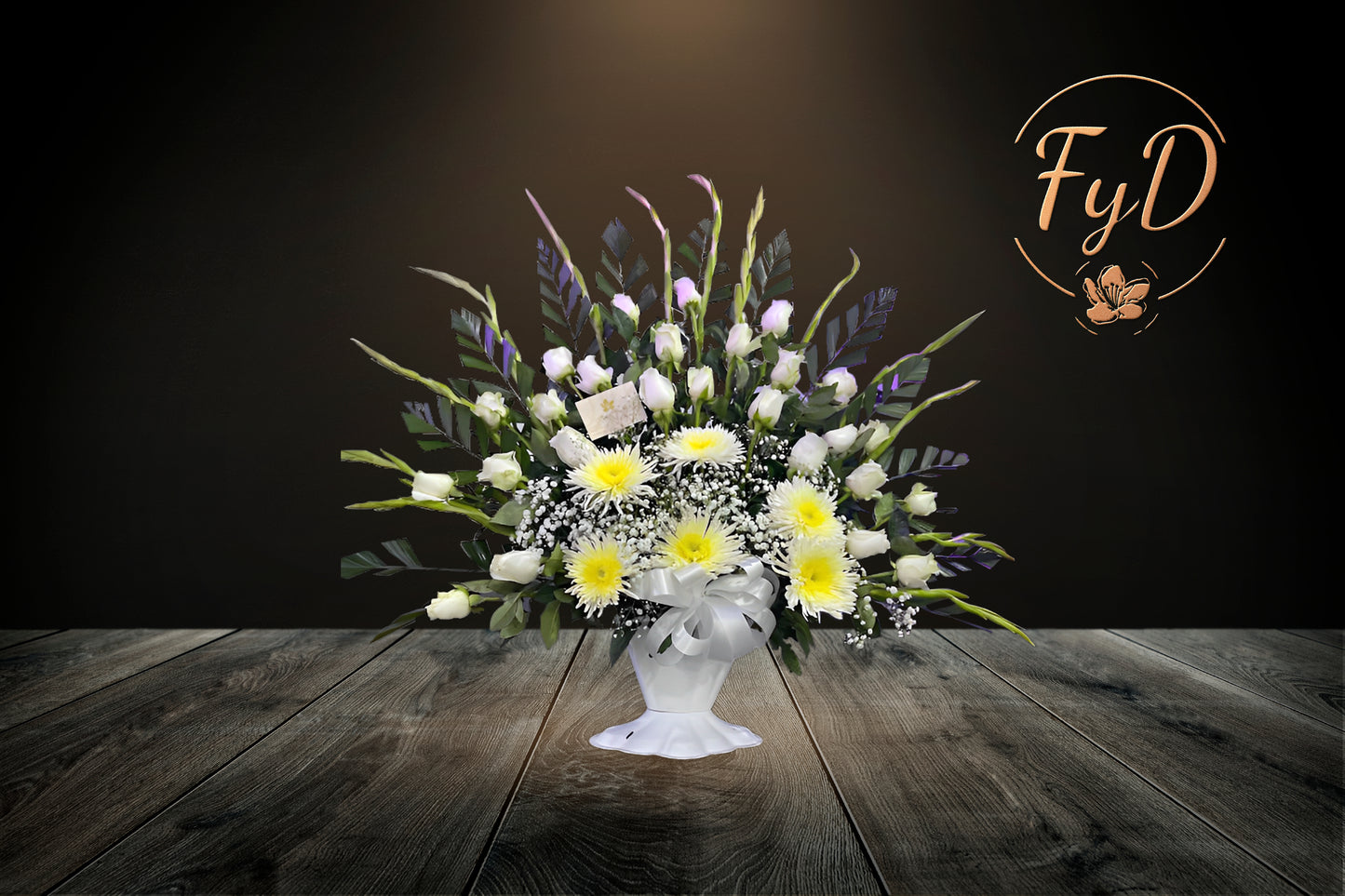 Diseño floral; copon para altar de 25 rosas acompañado de gladeolas y spaider