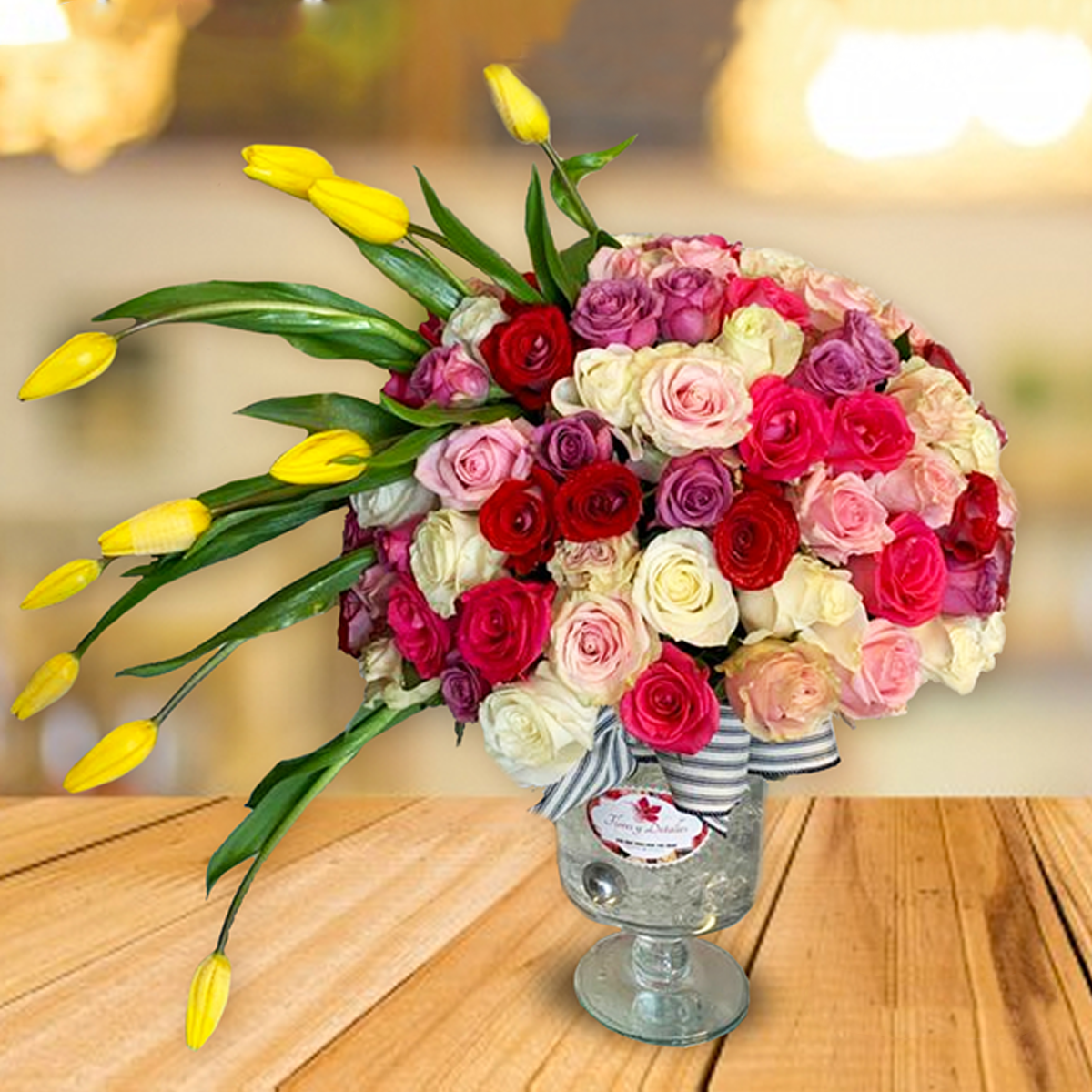 Copa con 150 rosas y 10 tulipanes