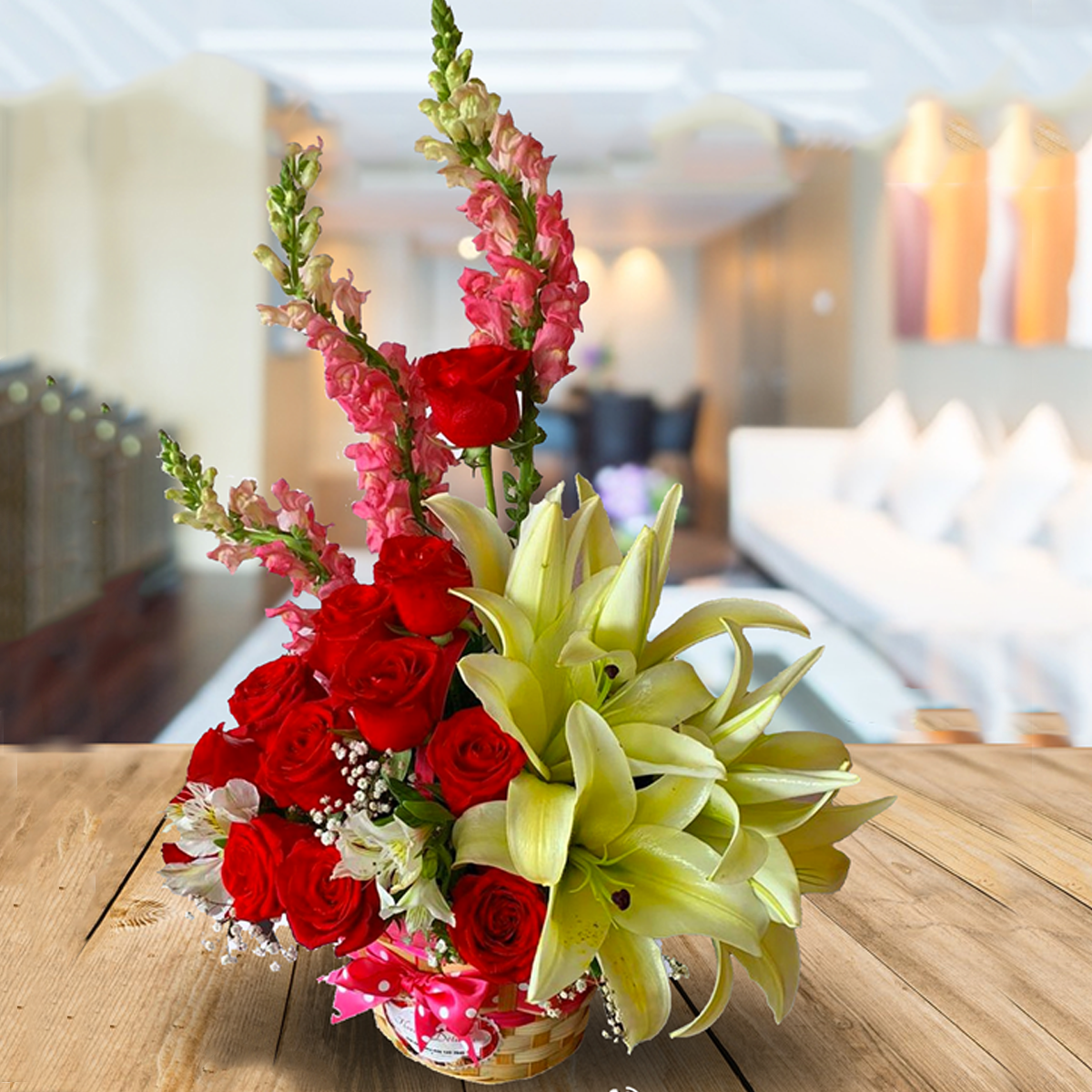 Canasta con 12 rosas, perritos y lirios asiáticos