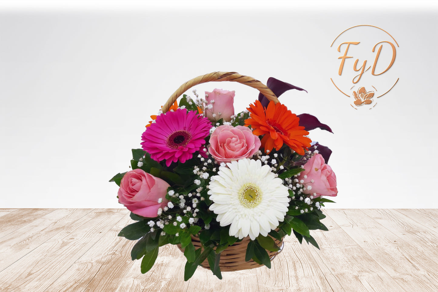 Canasta chica de 6 gerberas y 6 rosas y flor complementaria