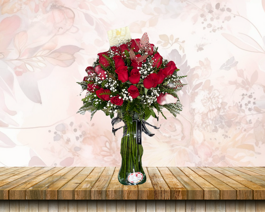 Jarrón hermoso con 36 rosas rojas.
