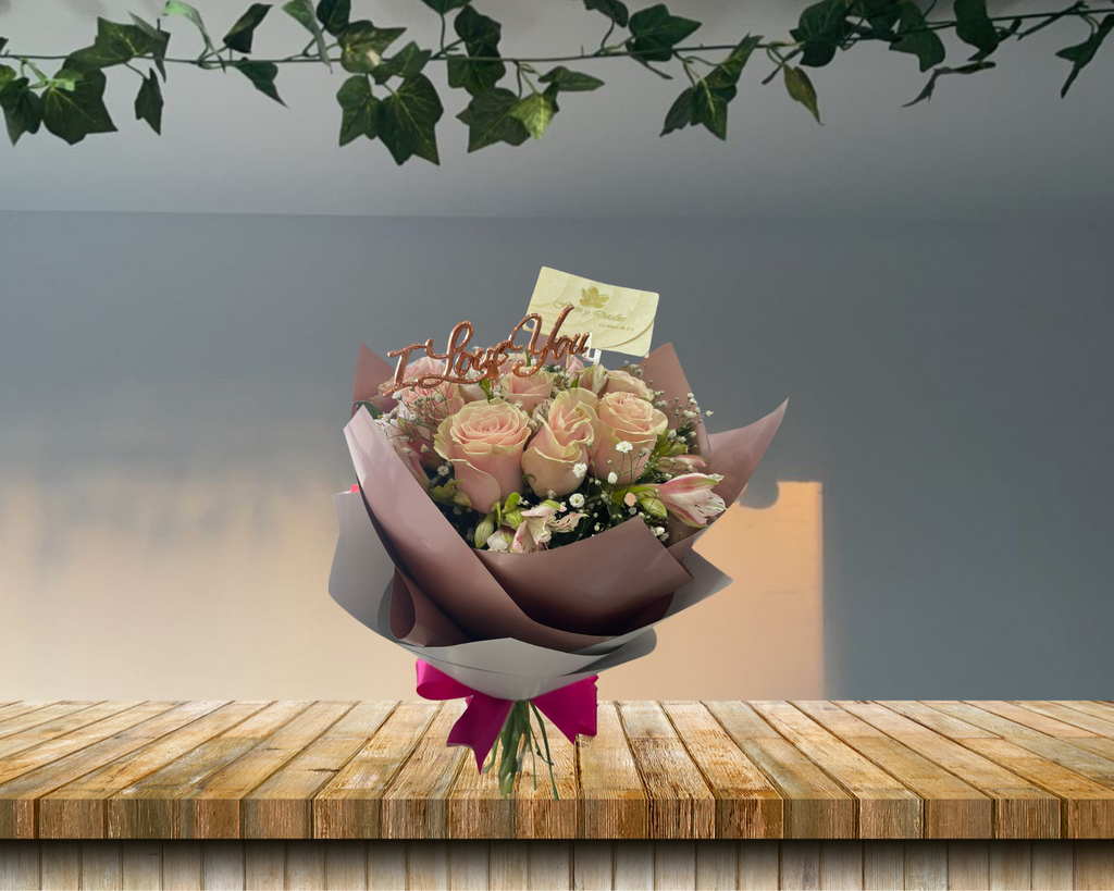Bouquet Media docena de rosas con un girasol