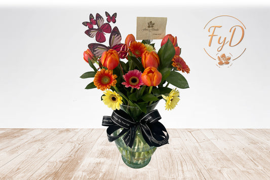 Jarron de cristal con 10 tulipanes y gerberas