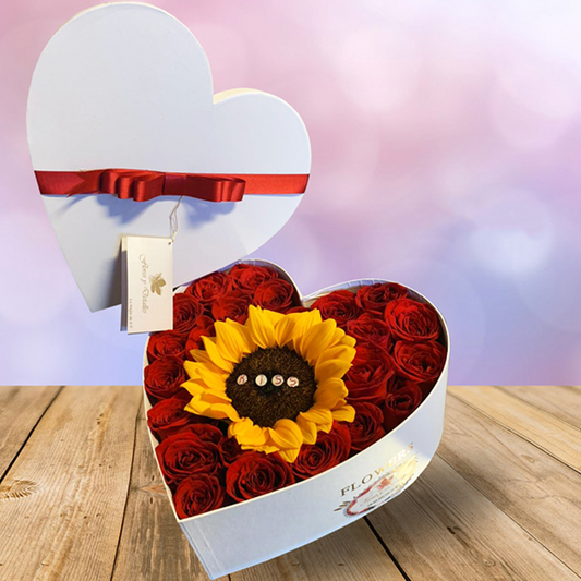 Caja en forma de corazón con 22 rosas y 1 girasol