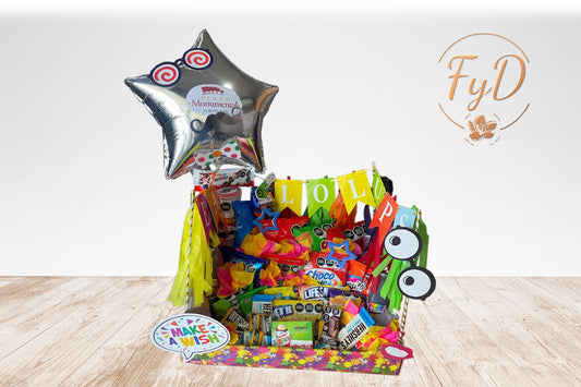 Caja de snacks con dulces y botanas mixtas
