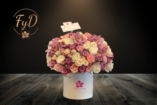 Caja Merlín con tulipanes, rosas y orquídeas