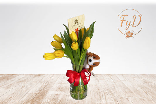 Florero con tulipanes y peluche