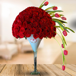 Copa martini con 150 rosas y 10 tulipanes