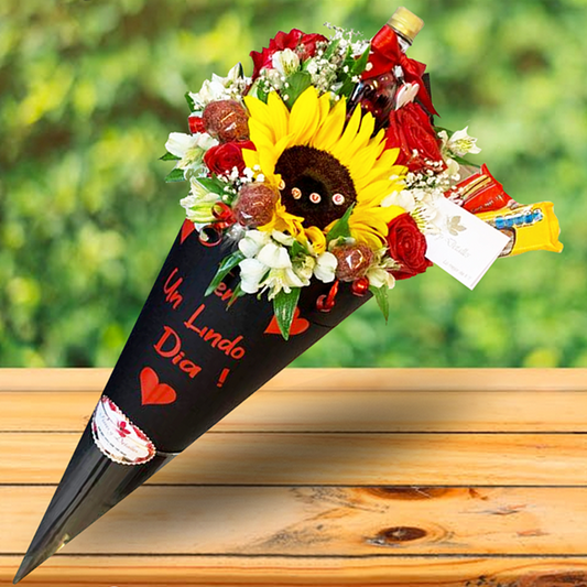 Cono con 6 rosas, 1 girasol y dulces