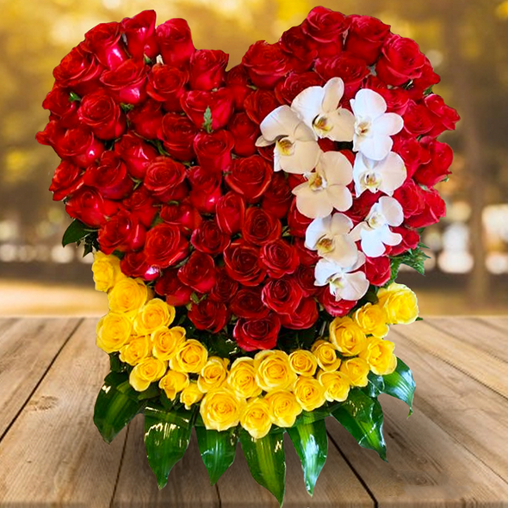 Arreglo de corazón con 125 rosas y orquídeas