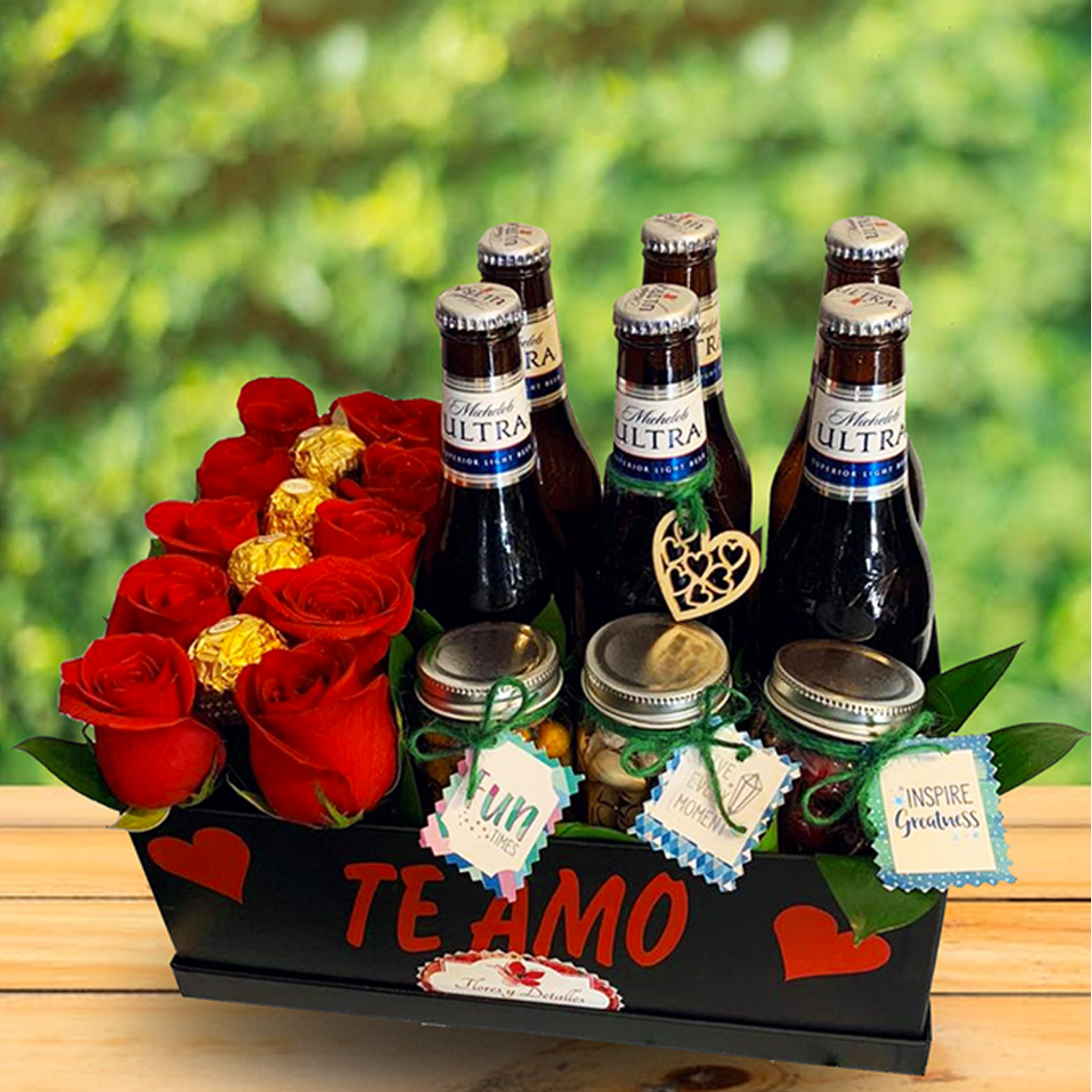 Caja "Te amo" con 10 rosas, 4 chocolates, 3 frascos de dulces y 6 bebidas adicionales