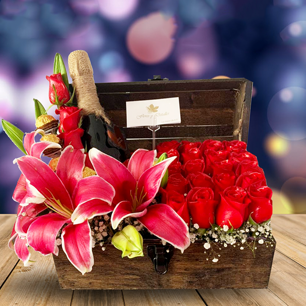 Baúl rústico con botella, 25 rosas, lirios asiáticos y 7 chocolates Ferrero