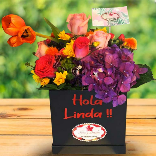 Caja primaveral con 1 tulipan, 6 rosas y hortensias