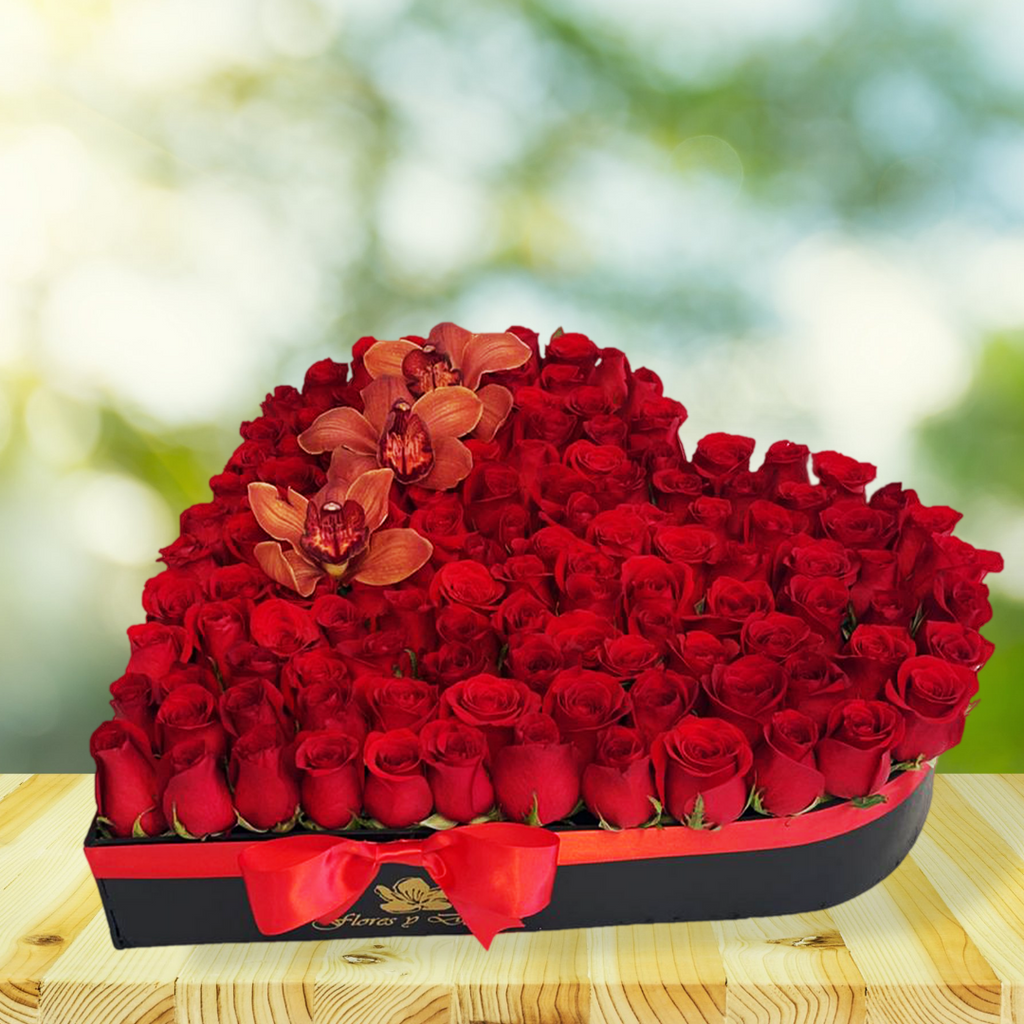 Caja en forma de corazón con 100 rosas y orquídeas